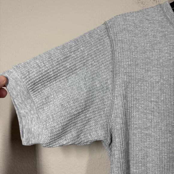 Uniqlo Womens Size XS Waffle Crew Neck Short Sleeves T-Shirt Gray Cotton Blend - Picture 4 of 6